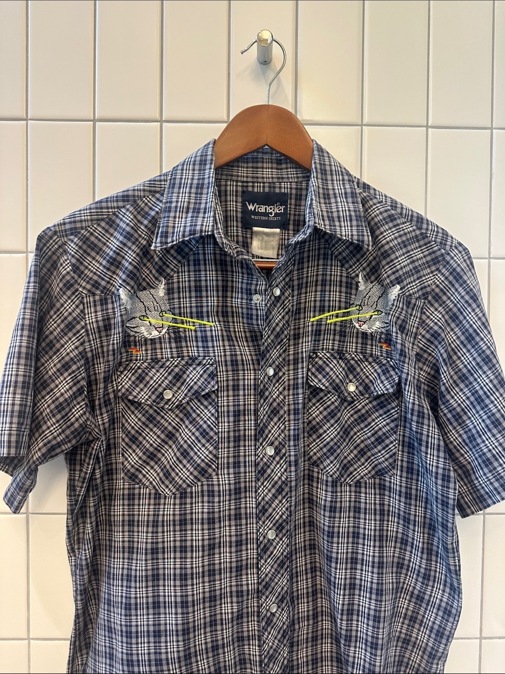 Wrangler Men's embroidered laser eye cat shirt, slim fit large!